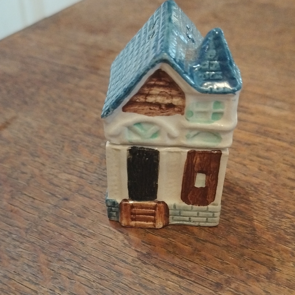 Vintage Stackable Salt And Pepper Shakers. 315PP1